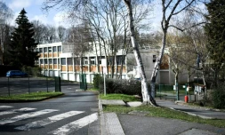 L'entrée du collÚge du Pont-de-Bois à Saint-Chéron, le 23 février 2021, prÚs duquel une collégienne de 14 ans a été tuée d'un coup de couteau lors d'une rixe la veille