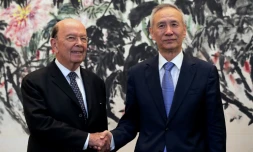 Le secrétaire américain au Commerce Wilbur Ross (g) et le vice-Premier ministre chinois Liu He, le 3 juin 2018 à Pékin