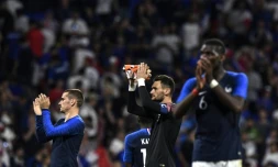 Les Bleus saluent leurs supporters à l'issue de l'amical France-Etats-Unis, à Decines-Charpieu, le 9 juin 2018