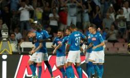 Les joueurs de Naples à la fête après le but du break par Jorginho (g), sur penalty, contre l'OCG Nice, le 16 août 2017 à San Paolo