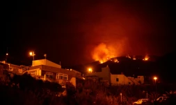 L'incendie fait rage sur des collines surplombant des maisons, sur l'ßle de Tenerife dans l'archipel espagnol des Canaries durant la nuit du 19 août 2023