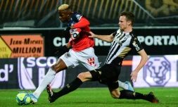 L'attaquant de Lille Victor Osimhen (g) taclé par le défenseur d'Angers Romain Thomas, le 7 février 2020 à Angers  