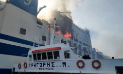 Un bateau des pompiers grecs s'approche du ferry italien Euroferry Olympia, n feu au large de l'île grec de Corfou, le 18 février 2022