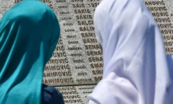 Des femmes bosniaques survivantes du massacre de Srebrenica se recueillent le 11 juillet 2017 devant les nom du mémorial de Potocari, près de Srebrenica