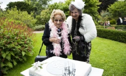 Le 15 septembre 2015, Joan Nott et sa fille Linda Burfitt regardent le gâteau d'anniversaire confectionné en l'honneur d'Agatha Christie, née il y a 125 ans, à Torquay (Royaume-Uni)