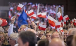 Des partisans du principal parti d'opposition, la Coalition civique, brandissent des drapeaux polonais lors d'un rassemblement Ă Pruszkow, en Pologne