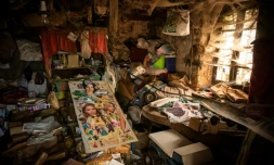 Des collages réalisés par Jean-Marie Massou et retrouvés dans sa cabine dans les bois à Marminiac (sud-ouest), le 30 juillet 2020