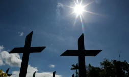 Au cimetiĂšre Nossa Senhora Aparecida , oĂč des personnes dĂ©cĂ©dĂ©es du Covid-19 sont enterrĂ©es quotidiennement, Ă Manaus, capitalme de l'Etat de l'Amazonas, BrĂ©sil, le 2 juin 2020