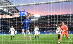 L'attaquant allemand de Chelsea, Timo Werner, marque de la tĂȘte lors de la demi-finale retour de la Ligue des champions contre le Real Madrid, Ă Londres, le 5 mai 2021