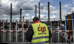 Un militant de la CGTle 24 mai 2016 devant la raffinerie de Feyzin près de Lyon 