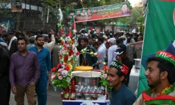 Des partisans de l'ancien Premier ministre pakistanais Imran Khan se rassemblent devant son domicile pour écouter son discours, à Lahore le 13 mai 2023