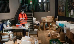 Une bénévole organise la distribution d'aide à des milliers de civils, à Odessa, en Ukraine, le 13 mars 2022