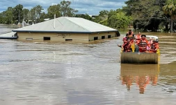 Des sauveteurs évacuent en bateau des habitants dans une zone inondée de Maryborough, dans le Queensland, le 1er mars 2022 en Australie
