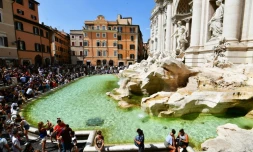 Des touristes devant la fontaine de Trévi à Rome, le 26 août 2018