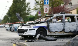 Un véhicule de police incendié à Viry-Châtillon dans l'Essonne après l'attaque de la voiture de patrouille le 8 octobre 2016