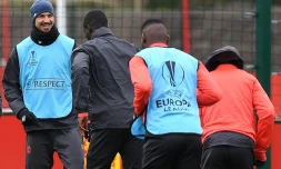 L'attaquant de Manchester United Zlatan Ibrahimovic (g) lors d'une séance d'entraînement à Carrington, le 12 avril 2017