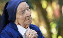 Soeur André, née Lucile Randon pour l'état civil, prie le 10 février 2021 dans le jardin de son Ehpad à Toulon, à la veille de son 117e anniversaire