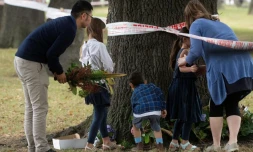 Des Néo-Zélandais rendent hommage aux victimes d'une attaque près d'une mosquée de Christchurch le 17 mars 2019