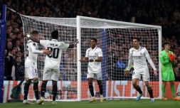 Les joueurs du Real Madrid célèbrent le but de Rodrygosur la pelouse de Chelsea à Stamford, le 18 avril 2023 