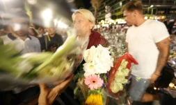 Des personnes participent à la chaine humaine pour déplacer les fleurs le 18 juillet 2016 sur la Promenade des Anglais à Nice