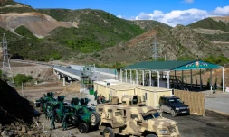 Un poste de contrÎle des forces azerbaïdjanaises à l'entrée du corridor de Latchine, le 2 mai 2023