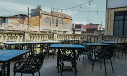 Le 21 août 2026, des tables vides sont visibles à La Guarida, l'un des restaurants cubains les plus réputés à l'international, situé dans l'immeuble de La Havane que l'on retrouve dans le film cubain « Fraise et Chocolat » (« Fresa y Chocolate »).