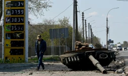 La tourelle d'un char russe détruit près d'une station-service à Skybyn, au nord-est de Kiev, le 2 mai 2022 en Ukraine
