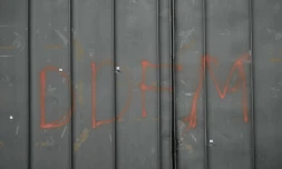 Des impacts de balles et l'inscription "DDFM" sur le mur de la prison de Toulon-La Farlède, près de Toulon, le 15 avril 2025