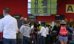 Des voyageurs attendent à l'aéroport José Marti de La Havane un vol pour rentrer dans leurs pays, le 23 mars 2020 à Cuba