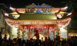 Des gens regardent une danse du Lion devant un temple pour fêter le Nouvel An chinois, le 4 février 2019 à Medan (Indonésie)