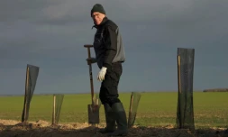 Le Père Jean-Marie Lioult, plante des arbres dans un jardin expérimental, le 31 Janvier 2022 à Tremblay-les-Villages, près de Dreux 