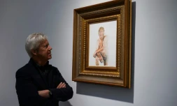 Un conservateur de galerie d'art regarde le tableau représentant Donald Trump entièrement nu et intitulé  "Make America Great Again" (rendre sa grandeur à l'Amérique), exposé à la Maddox Gallery à Londres, le 9 avril 2016