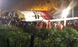 La carcasse de l'avion qui s'est crashé à l'atterrissage à Kozhikode, en Inde, le 7 août 2020