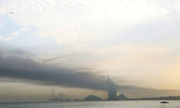 De la fumée au-dessus de Dubaï, le 13 mars 2026 aux Emirats arabes unis