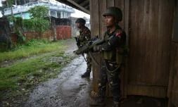 Des troupes gouvernementales prennent position contre les tireurs d'élite ennemis, à Marawi, dans l'île méridionale de Mindanao le 1er juin 2017