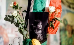 Une photo en noir et blanc de Winnie Madikizela-Mandela entourée de drapeaux de l'ANC, lors d'une veillée à Durban, le 2 avril 2018