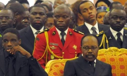 Le général Brice Oligui Nguema (2e rang) et le président gabonais de l'époque Omar Bongo Ondimba assistent aux funérailles de la premiÚre dame du Gabon, Edith Lucie Bongo, au palais présidentiel de Libreville, le 19 mars 2009