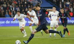L'attaquant du PSG Zlatan Ibrahimovic transforme un penalty face à l'OM, le 4 octobre 2015 au Parc des Princes