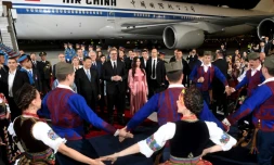 Le président chinois Xi Jinping est accueilli par son homologue serbe Aleksandar Vucic et son épouse Tamara, le 7 mai 2024 à Belgrade