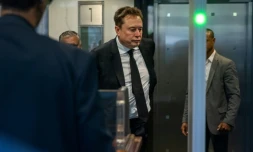 Elon Musk arrive au tribunal fédéral d'Oakland alors que débutent les plaidoiries d'ouverture du procès intenté par Elon Musk contre OpenAI, le 28 avril 2026 en Californie