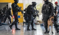 La police militaire brésilienne lors d'un exercice de simulation d'une prise d'otages dans une station de bus de Rio de Janeiro, le 11 février 2015