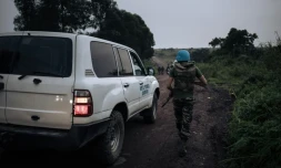 Un soldat de l'ONU escorte un vĂ©hicule mĂ©dical prĂšs du village de Kibumba oĂč l'ambassadeur italien en RDC a Ă©tĂ© tuĂ© dans une attaque, le 22 fĂ©vrier 2021