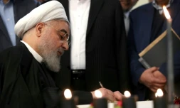 Photo transmise par la présidence iranienne montrant le président iranien Hassan Rohani signant le registre des noms des victimes du crash d'un avion ukrainien, à Téhéran, le 15 janvier 2020
