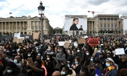 Des manifestants lors d'un rassemblement prÚs de la place de la Concorde et de l'ambassade américaine, le 6 juin 2020 à Paris, pour dénoncer les violences policiÚres