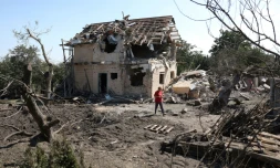 Une habitante devant sa maison détruite par une frappe de missile sur la région de Kiev, en Ukraine, le 27 août 2023