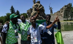 Des supporters du Nigeria visitant un Mémorial de la IIè guerre mondiale à  Volgograd, le 22 juin 2018, avant la rencontre face à l'Islande 