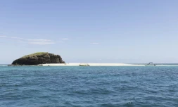 Des bateaux naviguent sur une partie du lagon de l'île de Mayotte, le 30 avril 2023