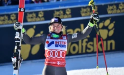 Tessa Worley en joie dans l'aire d'arrivée après sa victoire en slalom géant à Sestrières, le 10 décembre 2016