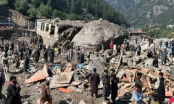 Des habitants au milieu des décombres de boutiques détruites par des crues soudaines à Parun, dans la province du Nouristan, le 21 juillet 2026 en Afghanistan