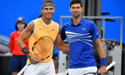 L'Espagnol Rafael Nadal (g) et le Serbe Novak Djokovic posent après la finale de l'Open d'Australie remportée par le Serbe, le 27 janvier 2019 à Melbourne 